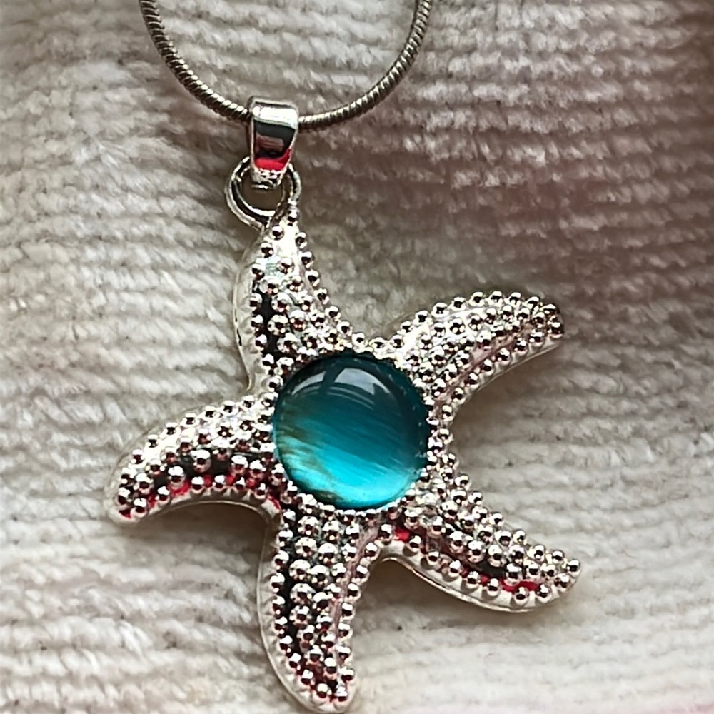 Silvertone starfish necklace